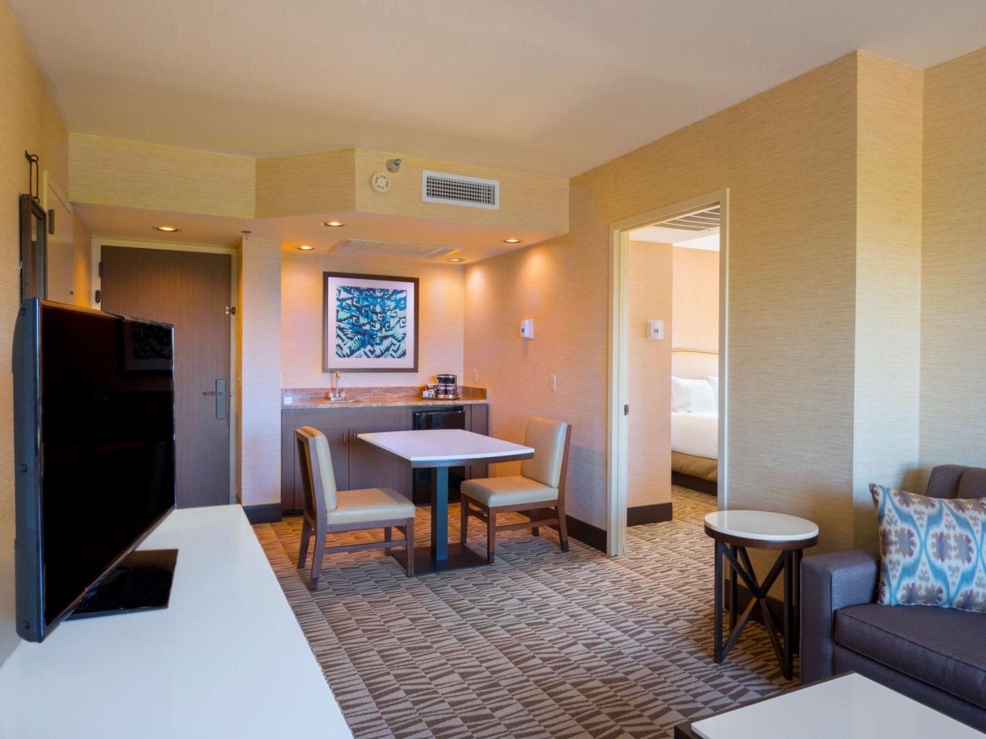Hilton Phoenix Airport Exterior photo