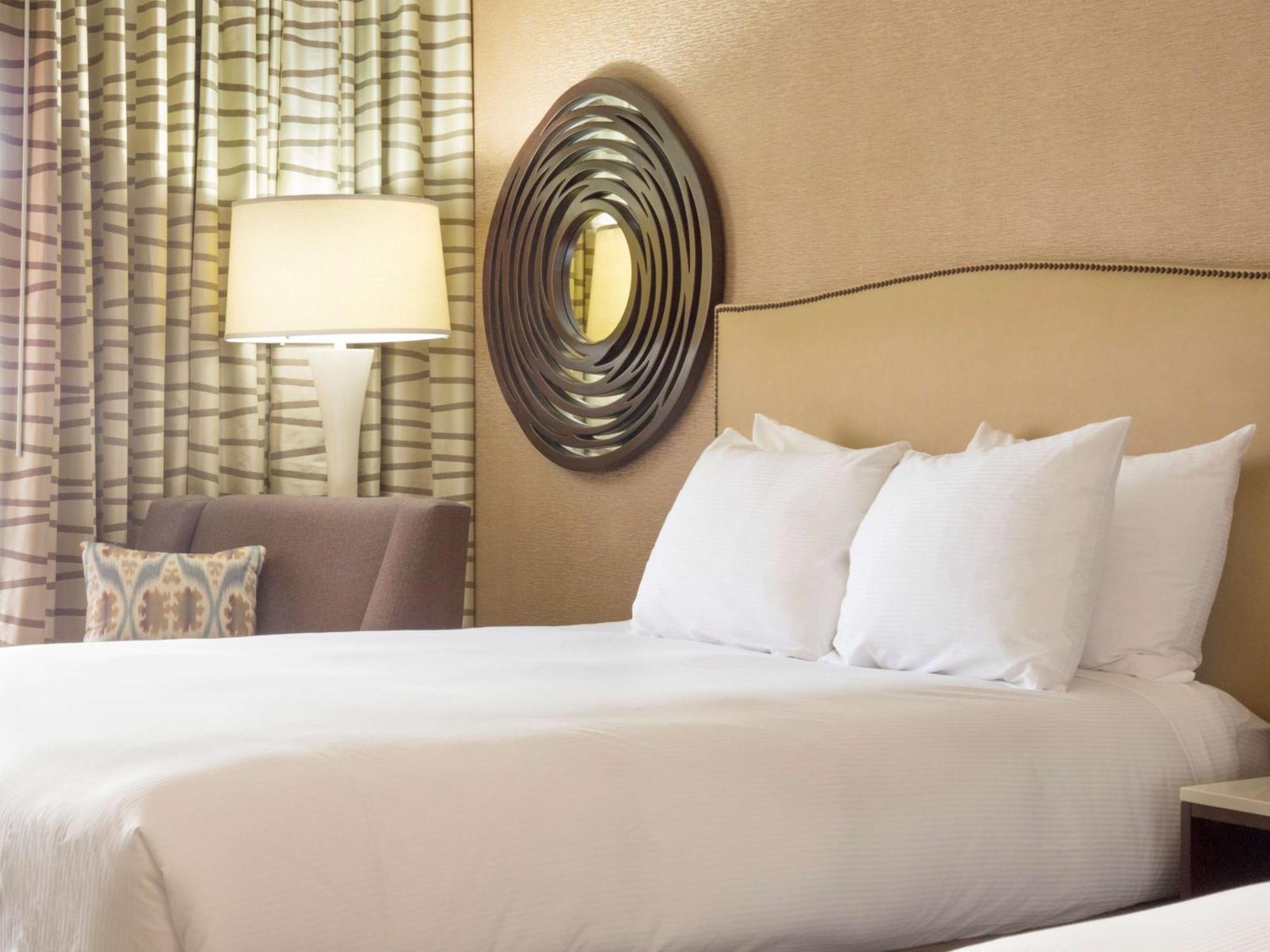 Hilton Phoenix Airport Exterior photo